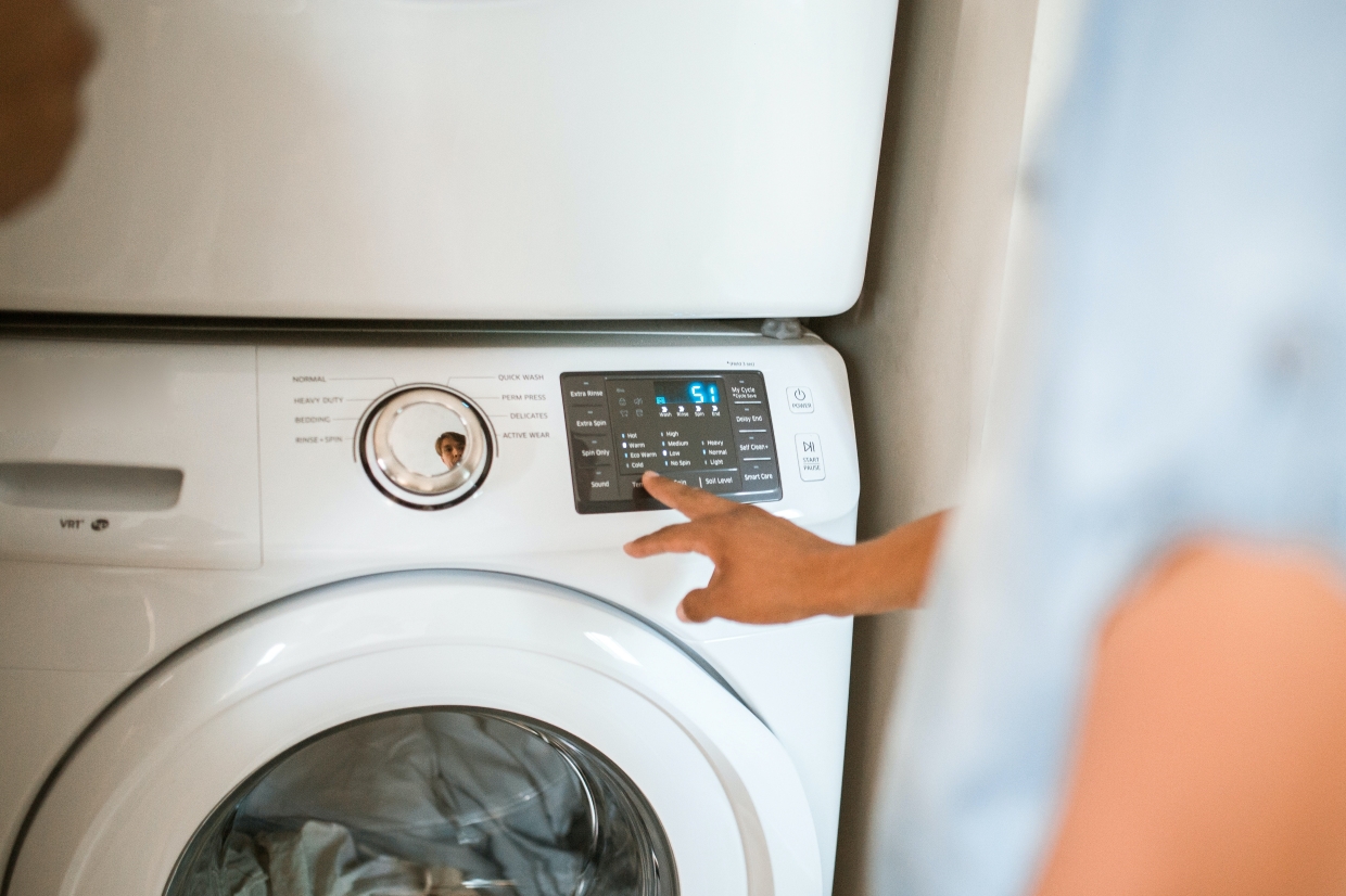 Eine Waschmaschine läuft im Energiesparmodus.
